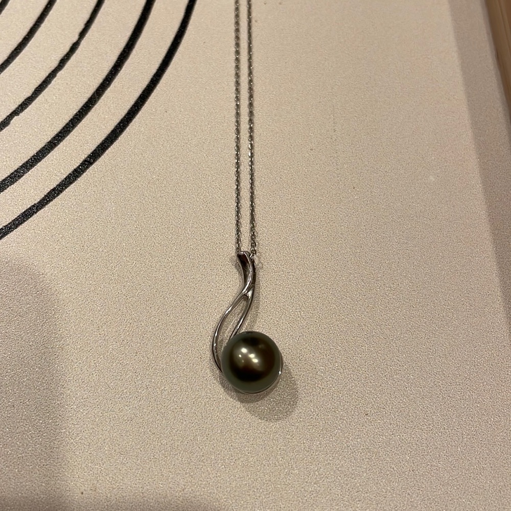 Black Pearl Pendant Necklace